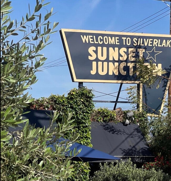 1 block to the Sunset Junction - 1171 Hyperion Ave