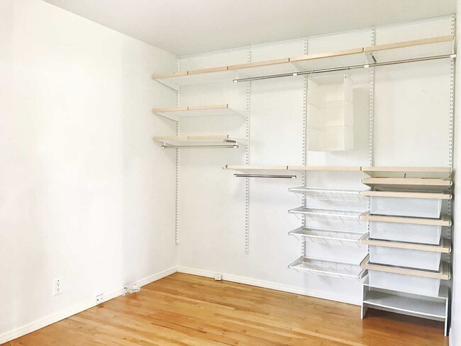 Building Photo - 3bed/1bath  house with PARKING, large back...