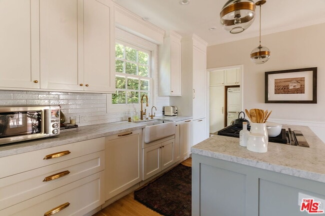 Building Photo - 231 S Thurston Ave