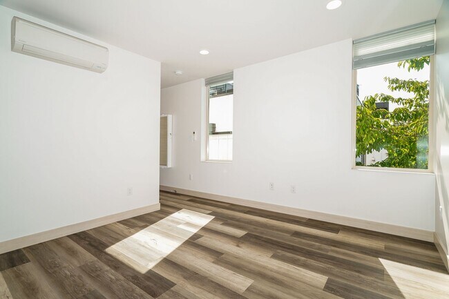 Building Photo - Stylish 3 Bedroom with Rooftop Decks and Dedicated Parking