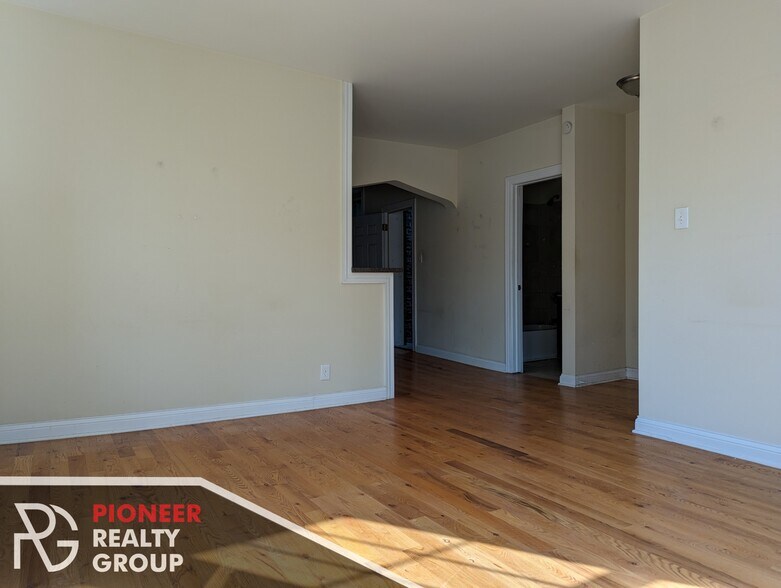 Building Photo - 4409 N Wolcott Ave