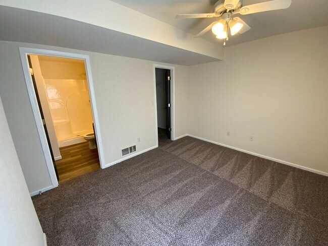 Building Photo - 4 Bedroom newly remodeled Duplex