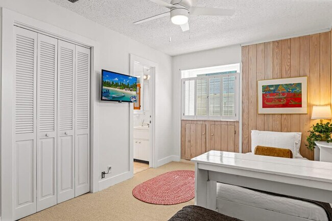 Building Photo - 2900 Ocean Dr S