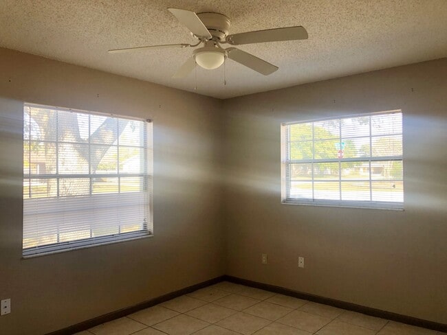 Building Photo - DELTONA LAKES CUTE STARTER HOME