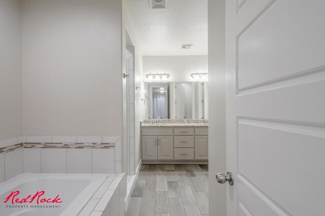 Building Photo - Pet Friendly 4 Bedroom Home! Internet Incl...
