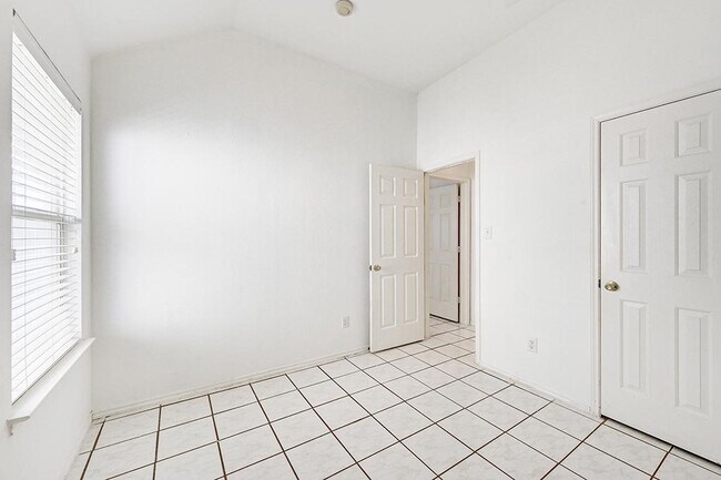 Building Photo - 2710 Logan Dr