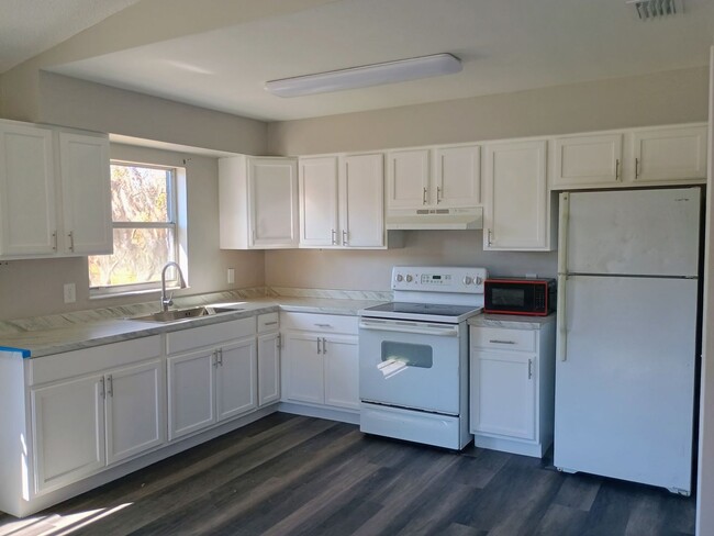 Building Photo - 2 bed 2 bathroom duplex Completely UPDATED!!!