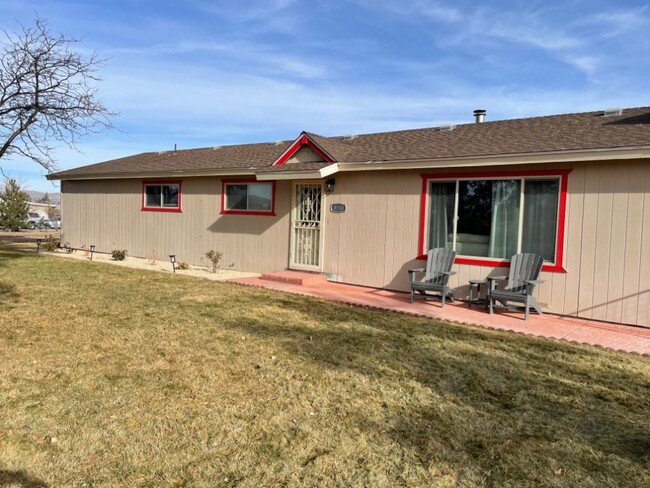 Primary Photo - Spacious 3 bedroom, 2 bath home with a lar...