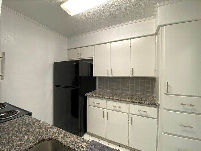 Building Photo - 10682 Hazelhurst Dr