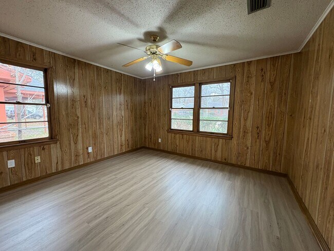 Building Photo - Beautiful 3 bedroom/1 bath home with Fireplace and Central HVAC!