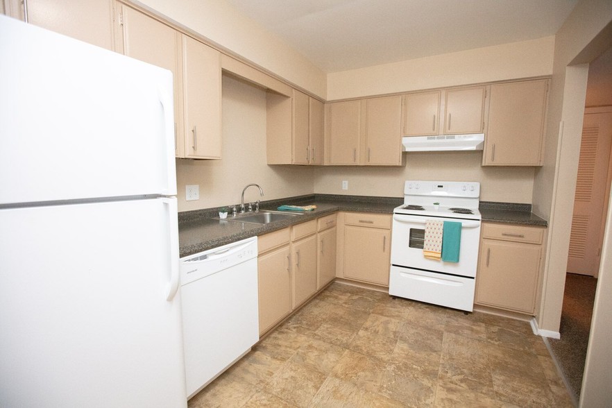 Kitchen Part 3 - Boulder Creek Apartments