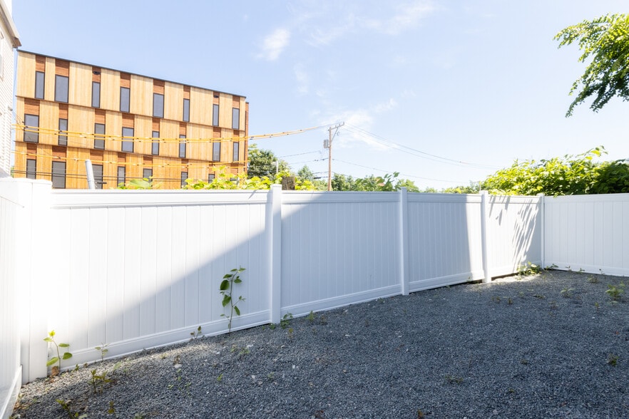 Building Photo - 2 French Ter