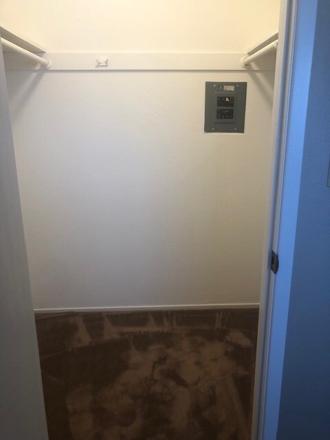 Walk in closet - 3456 Redwood Ct