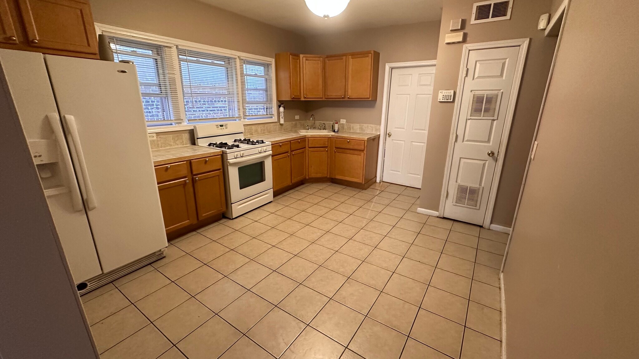 Building Photo - 7948 S Drexel Ave