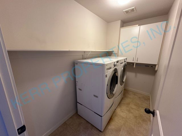 Building Photo - Charming 2-Bed Townhouse Retreat with 2.5 ...