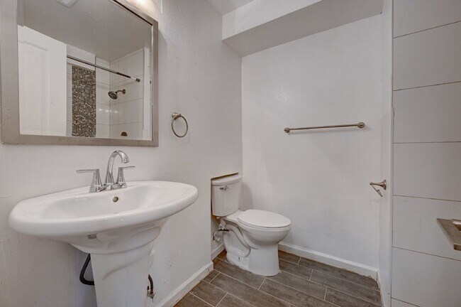 Building Photo - $2,900.00, 5 bed, 3 bath in Denver with Fi...