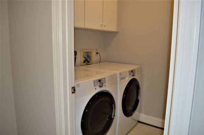 Building Photo - Large Townhouse 3 Bedroom 2 Full Baths and...