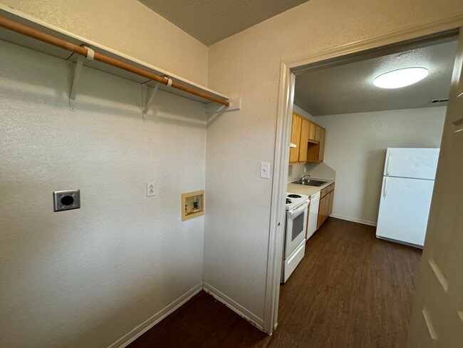 Building Photo - 3301 Barcelona Dr