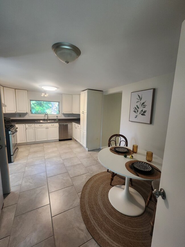 Building Photo - Charming Cottage-Style Home for Rent in Or...