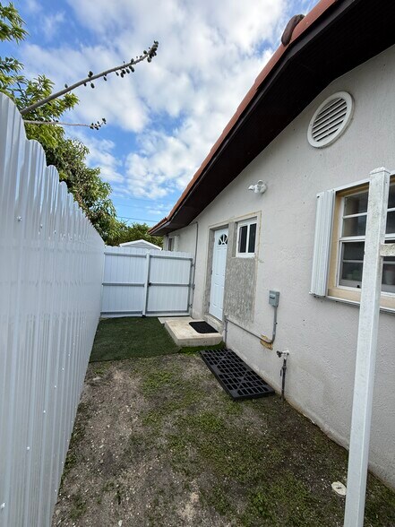 Building Photo - 10340 SW 43rd St