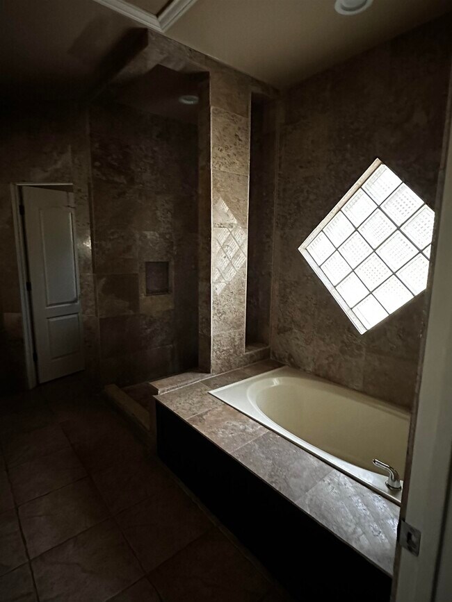 Building Photo - 431 Puig Dr