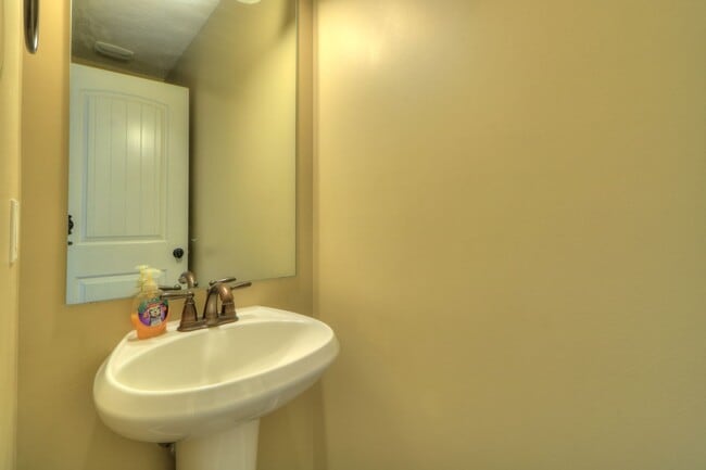 Building Photo - Traverse Mountain Pet Friendly Home.