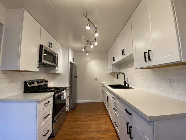 Building Photo - Cozy 1-Bed Retreat Overlooking Bellingham Bay with Utilities Savings!