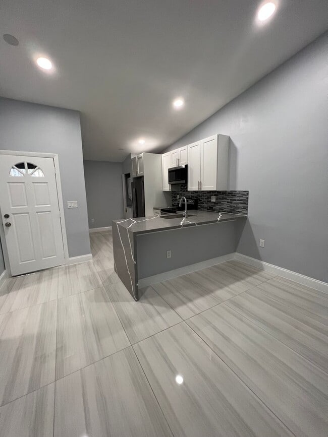 Building Photo - Corner Townehome 3Bed /2Bath