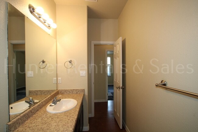 Building Photo - Beautiful 3 Bedroom Duplex