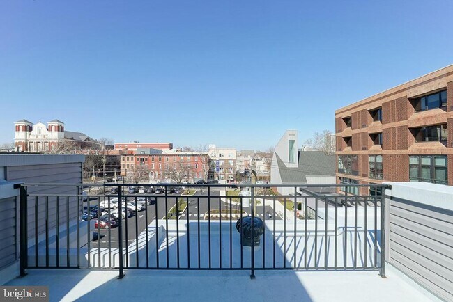 Building Photo - 1630 Cambridge St