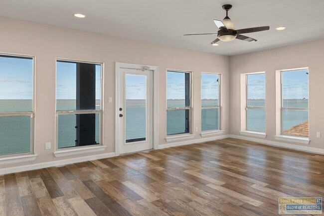 Building Photo - 618 N Shore Dr