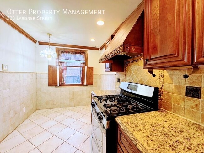 Building Photo - 223 Lardner St