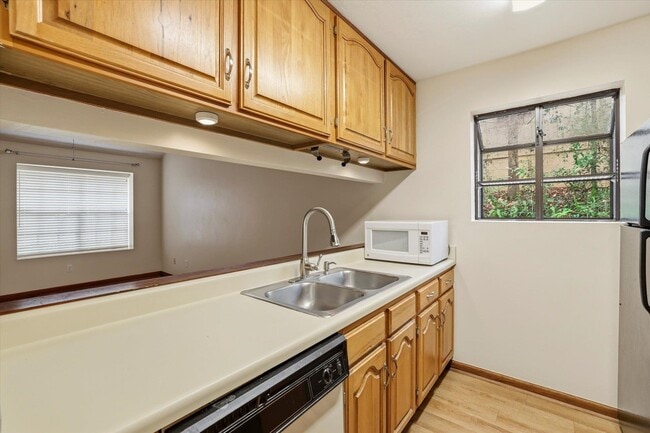 Building Photo - 2658 Millbank Dr