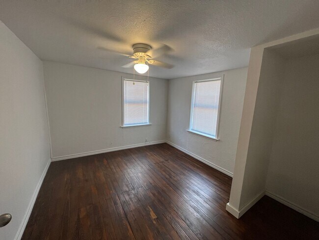 Building Photo - Cute 3-bedroom, 2-bath
