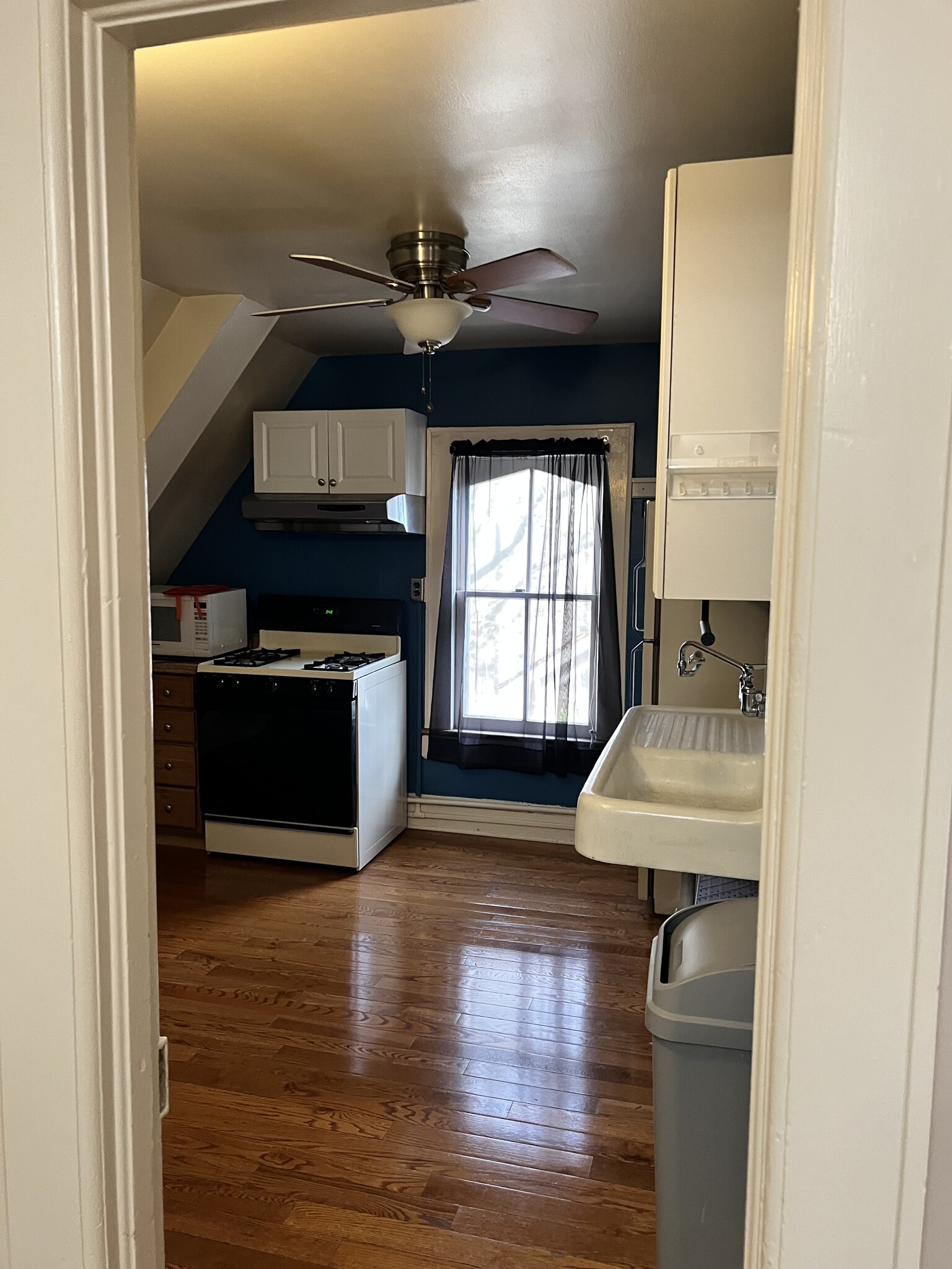 Kitchen - 136 E 9th St