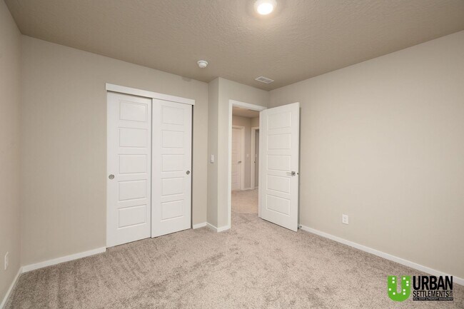 Building Photo - 12406 E Dickens Ln