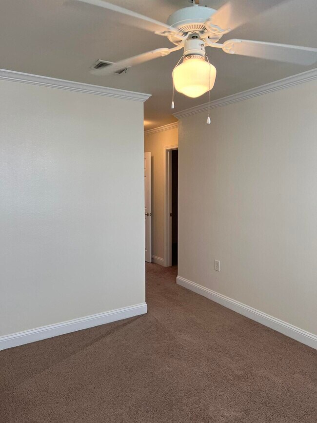 Building Photo - 748 Majestic Dr