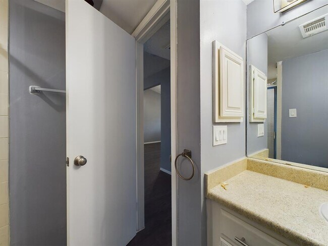 Building Photo - 806 W 24th St