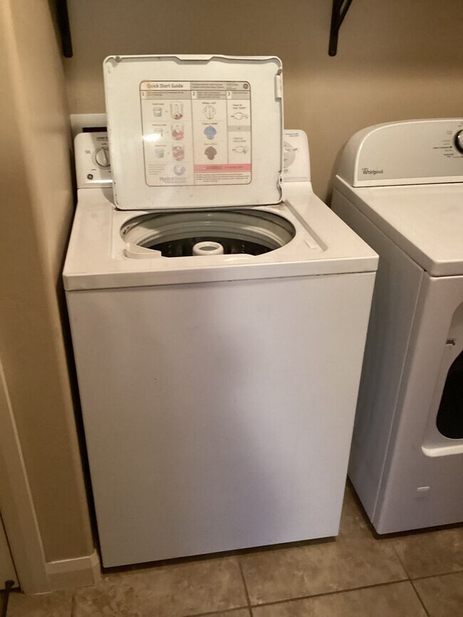 Building Photo - 340 1425 N St