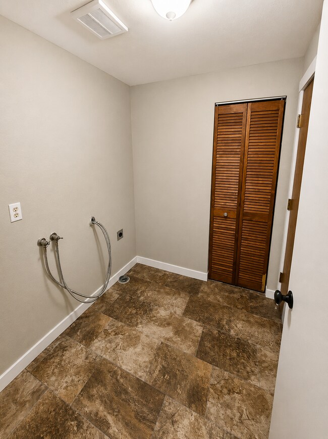 Building Photo - Must See 3 BED/2 Bath Rambler in Heart of Tumwater! Available 8/05/26!