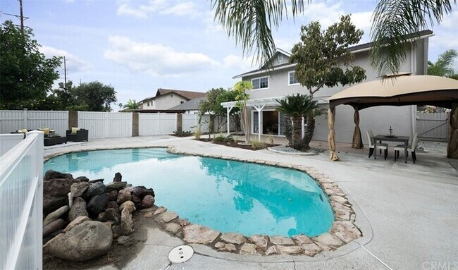 Building Photo - Impeccable 4BR 2.5BA Home with Pool, Near ...