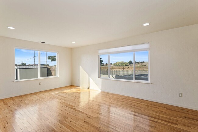 Building Photo - 12811283