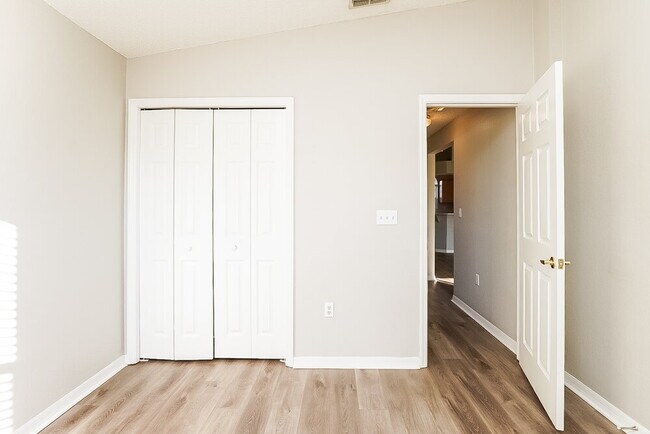 Building Photo - 827 Summer Glen Dr