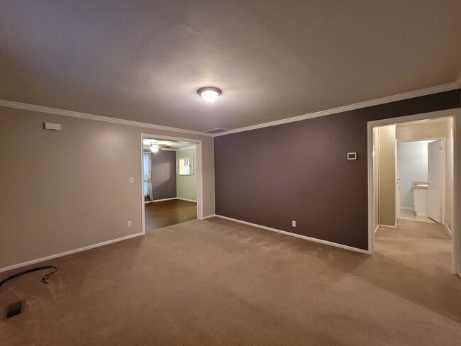 Building Photo - Charming 3 bedroom 2 bath