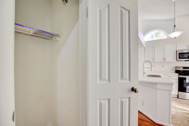 Building Photo - 2 Bedroom 1 full bath in Cedar Lakes