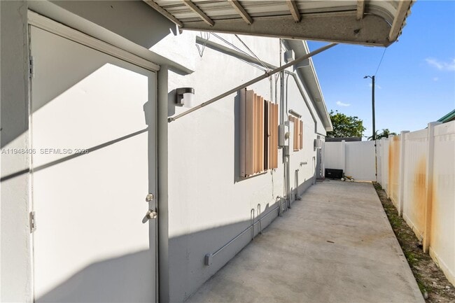 Building Photo - 3521 NW 18th Pl