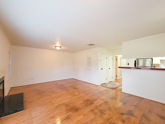 Building Photo - This corner unit is great because being on the end unit is more private and there are no condo's ...