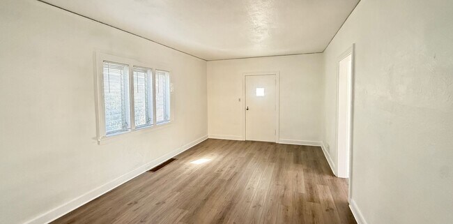 Building Photo - Charming 3-Bedroom Home in Midtown - Avail...