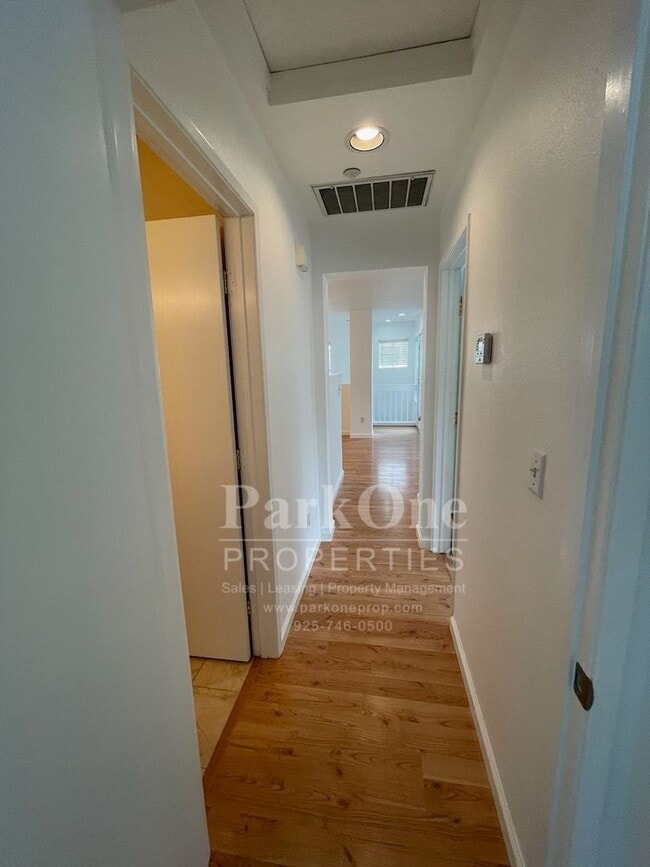 Building Photo - Great Townhouse in Livermore Available Now!