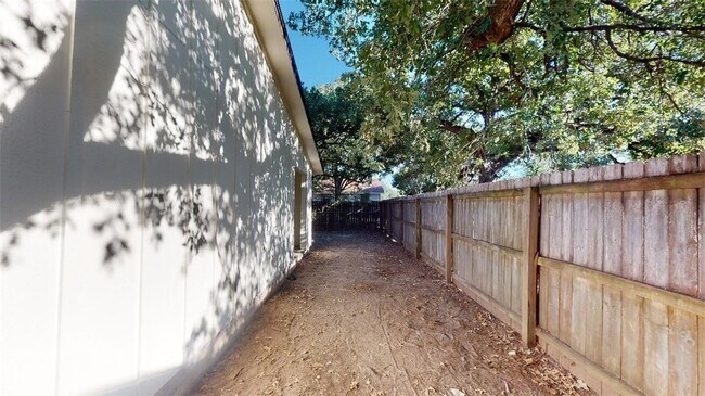 Building Photo - 916 Navarro Dr